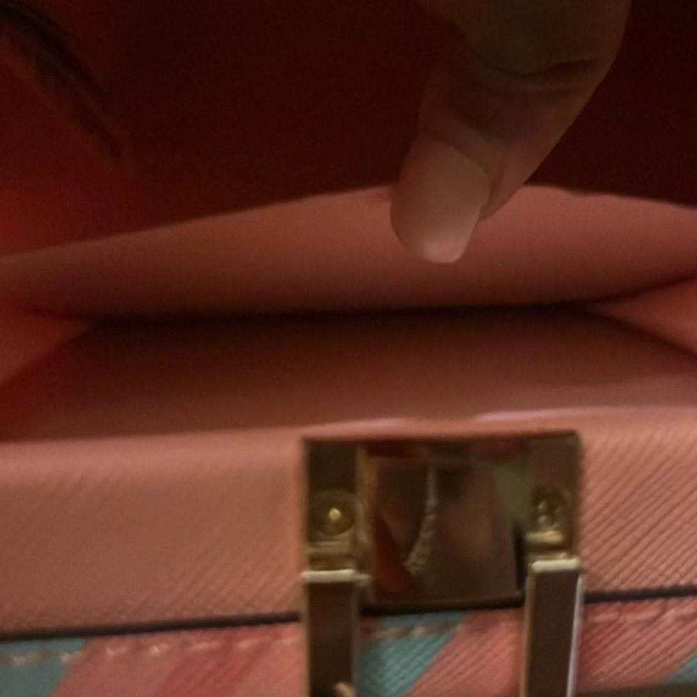 Stylish Travel-Themed Handbag with Pink and Blue Accents - Picture 10 of 10